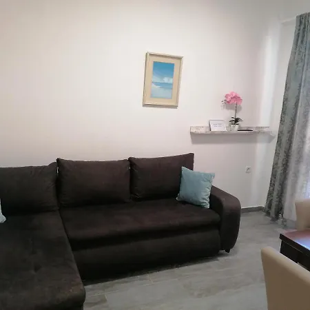 아파트 Apartments Njivice 니바이스