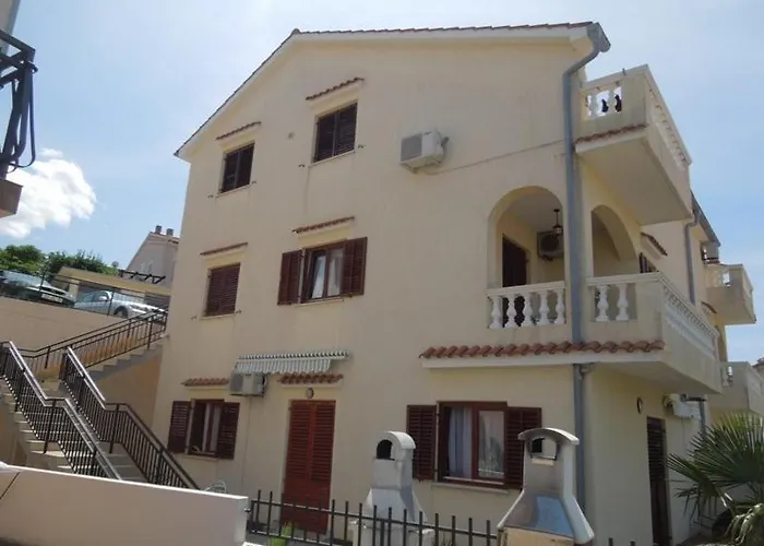 Apartments Njivice 公寓